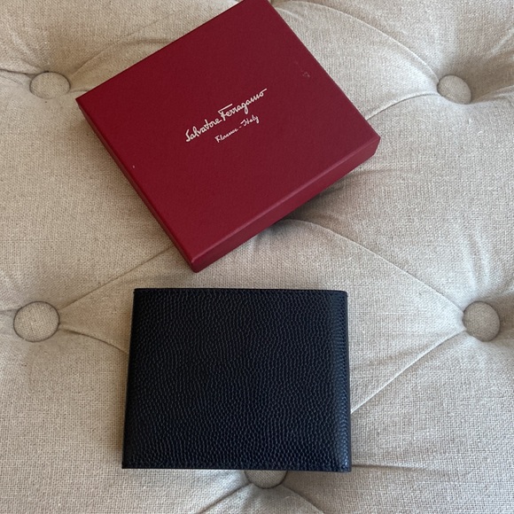 Salvatore Ferragamo Men's Pebbled Tri Fold
Leather Wallet - Picture 5 of 7